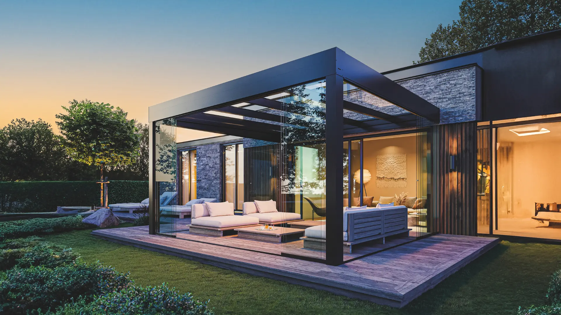 Hliníková pergola CUBO-EZIE u moderního rodinného domu za soumraku – Moonex