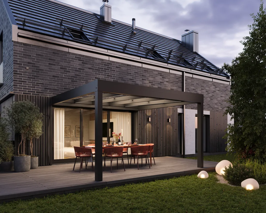 Hliníková pergola CUBO-EZIE nad terasou s jídelním posezením u domu – Moonex