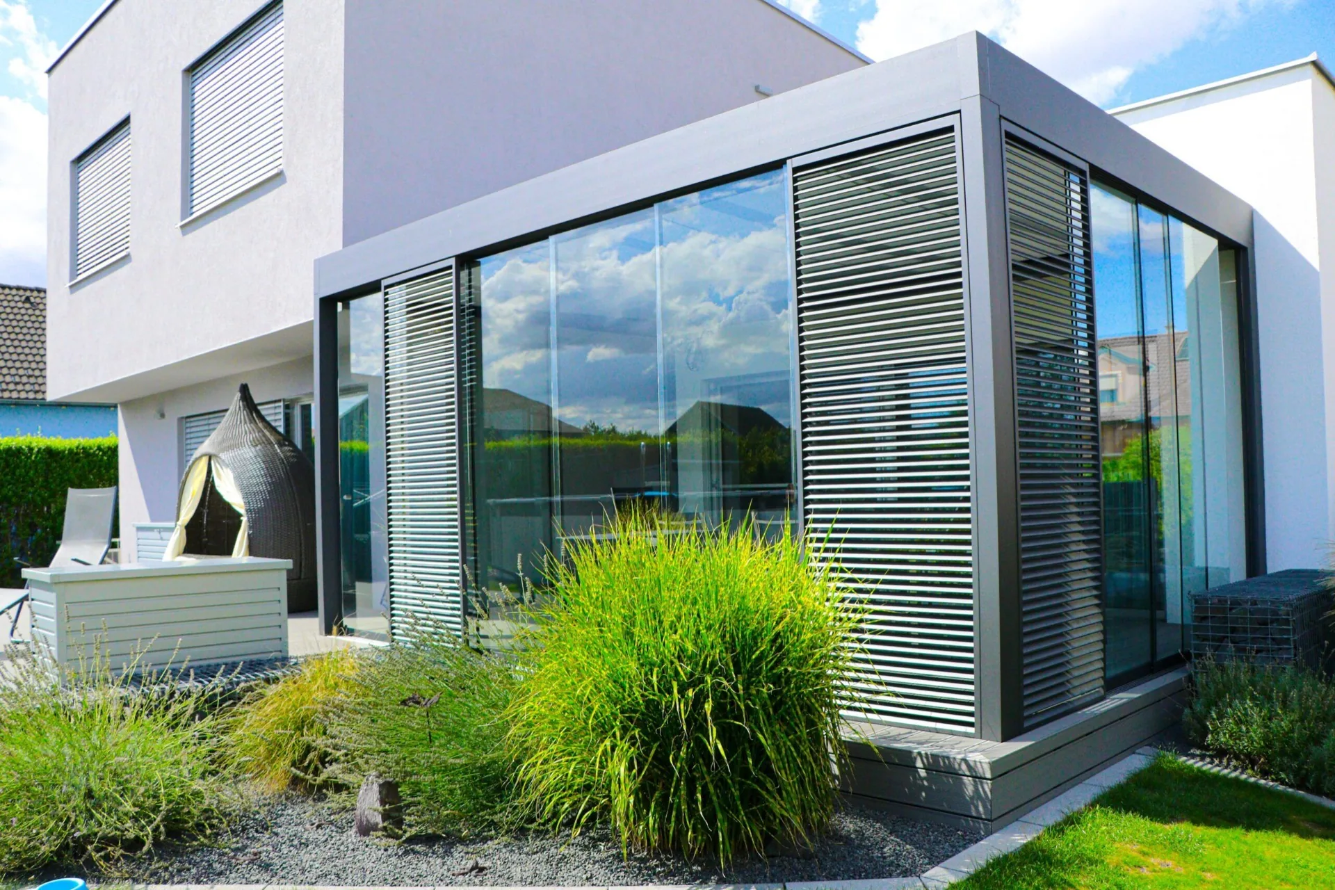 Hliníková pergola CUBO 5×3 m u moderního rodinného domu – Moonex