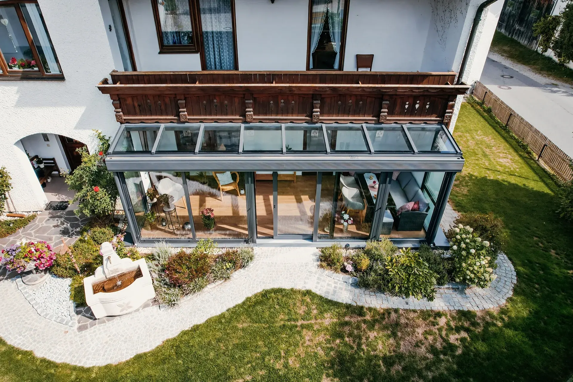 Zimní zahrada u rodinného domu z ptačí perspektivy – Moonex