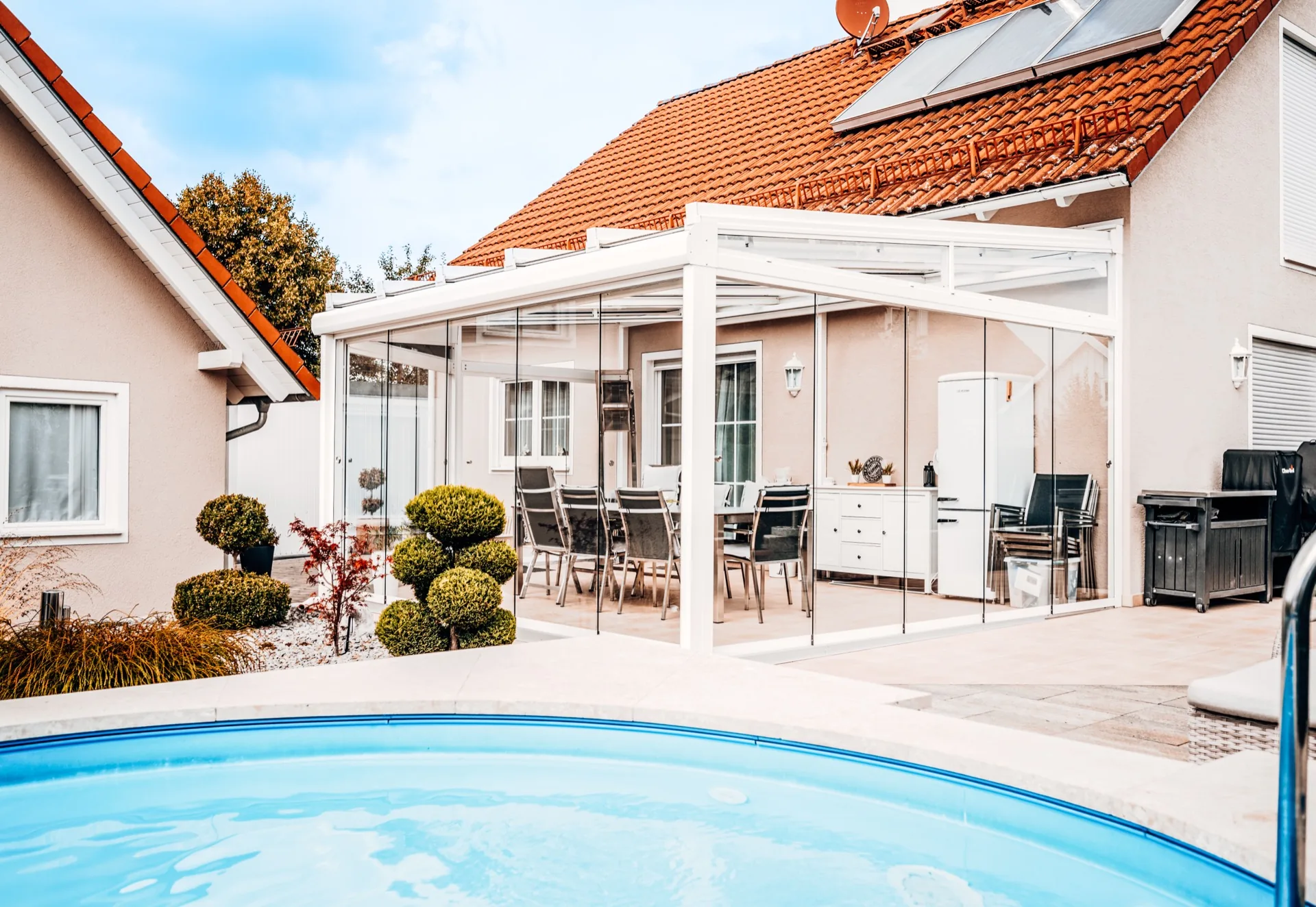 Hliníková pergola PRIME s pultovou střechou u rodinného domu – Moonex